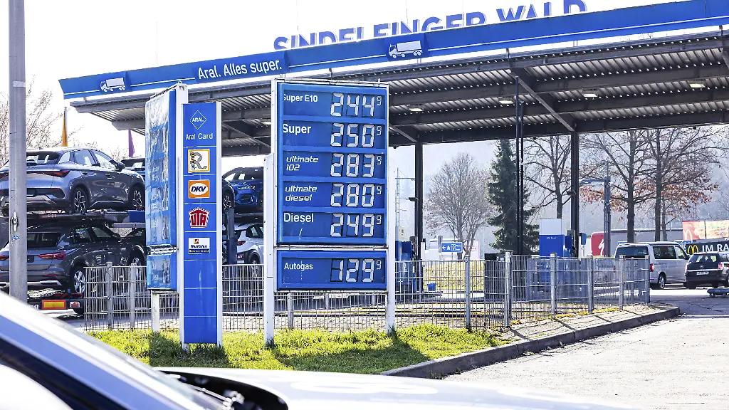 Krieg-im-Nahen-Osten-laesst-die-Oelpreise-ansteigen-Tanken-wird-teurer-An-der-Autobahntankstelle-Sindelfinger-Wald-bei-Stuttgart-kostet-der-Liter-Super-am-5-Maerz-2026-bereits-ueber-2-50-Euro