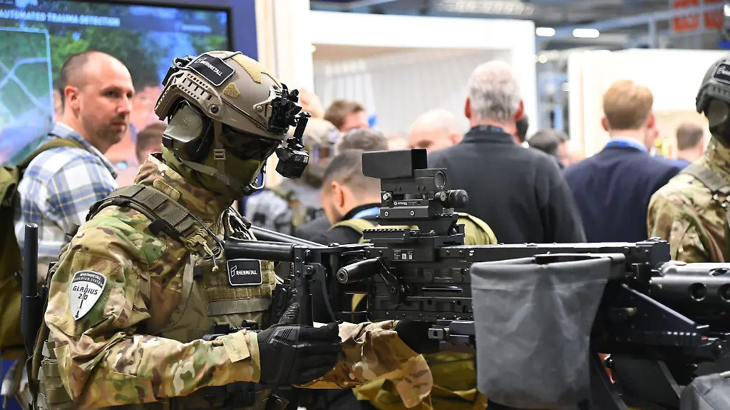 Ruestungsmesse-EnforceTac-2026-Rheinmetall-Soldier-System-Gladius-2-0-an-einer-Uniform-Schuetze-Attrappe-mit-Maschinengewehr-Die-Enforce-Tac-als-Deutschlands-Leitmesse-fuer-Sicherheit-und-Verteidigung-vom-23-25-02-2206-in-der-Messe-Nuernberg