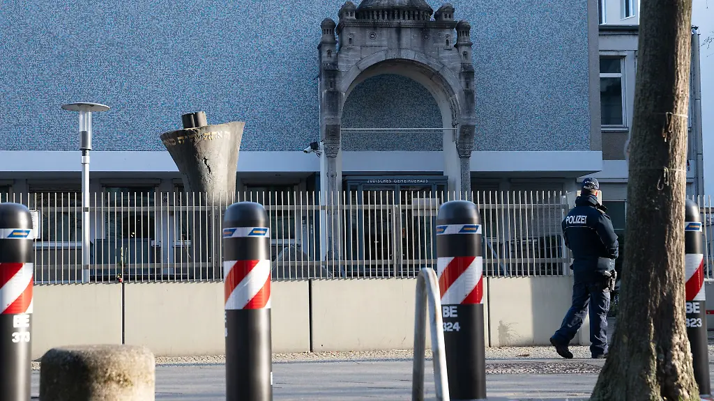 Ein-Polizist-geht-vor-dem-juedischen-Gemeindehaus-in-Charlottenburg-entlang