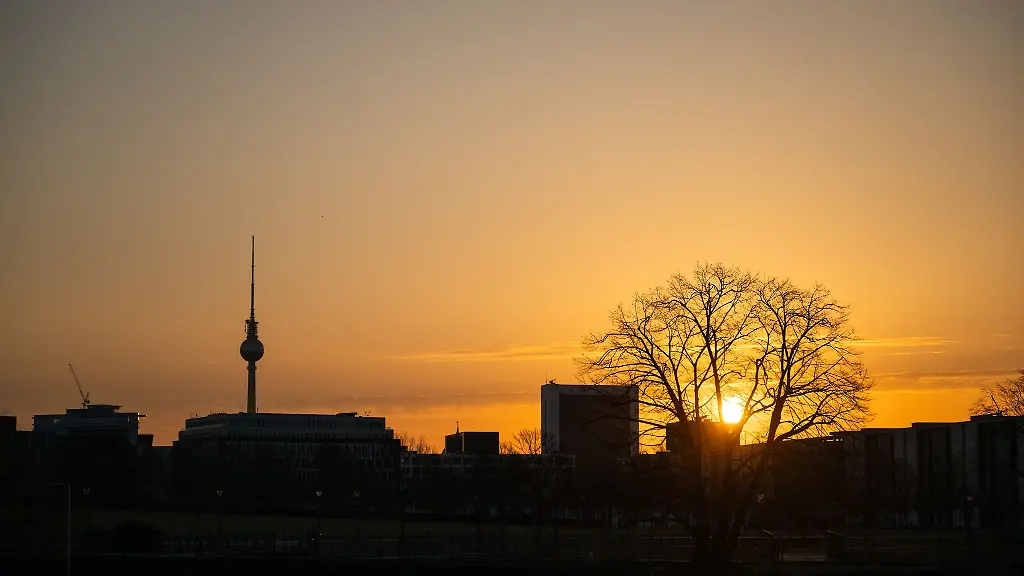 Die-Sonne-geht-am-Himmel-ueber-Berlin-auf-Nur-wenige-Wolken-sind-zu-sehen