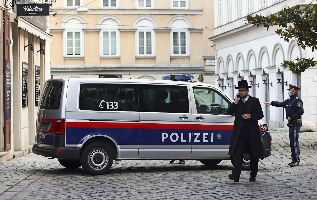 2020-11-03T072825Z-1401557573-RC2JVJ930OXH-RTRMADP-3-AUSTRIA-ATTACK