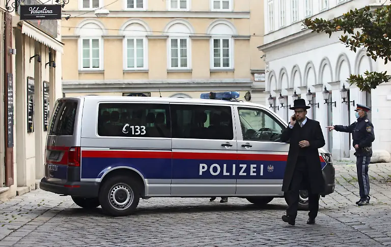 2020-11-03T072825Z-1401557573-RC2JVJ930OXH-RTRMADP-3-AUSTRIA-ATTACK