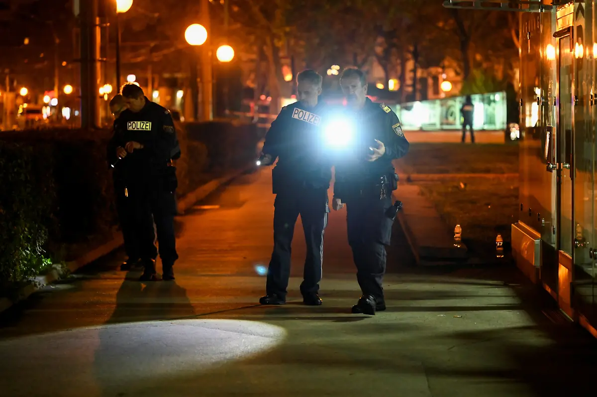 2020-11-03T031925Z-564529407-RC2FVJ9PWWB6-RTRMADP-3-AUSTRIA-ATTACK