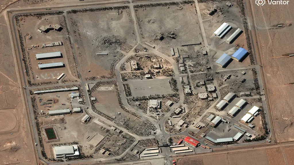 Dieses-von-Vantor-bereitgestellte-Satellitenbild-zeigt-Schaeden-an-Gebaeuden-nach-Luftangriffen-auf-eine-Militaergarnison-in-Isfahan-Iran