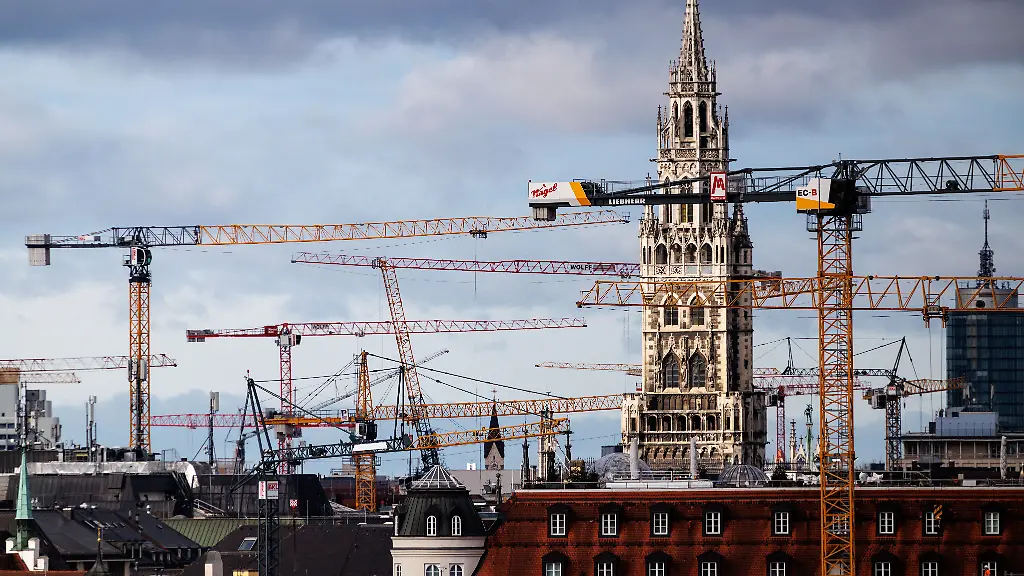 Viele-Baukraene-sind-am-13-02-2026-auf-Baustellen-im-Stadtzentrum-von-Muenchen-Bayern-zu-sehen-Rechts-im-Bild-ist-das-Rathaus-von-Muenchen-am-Marienplatz-zu-sehen