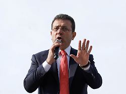 Prozess beginnt mit Applaus : Erdogan-Gegner Imamoglu drohen über 2000 Jahre Haft