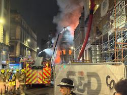 Historisches Gebäude zerstört: Schottlands größter Bahnhof nach Großbrand geschlossen