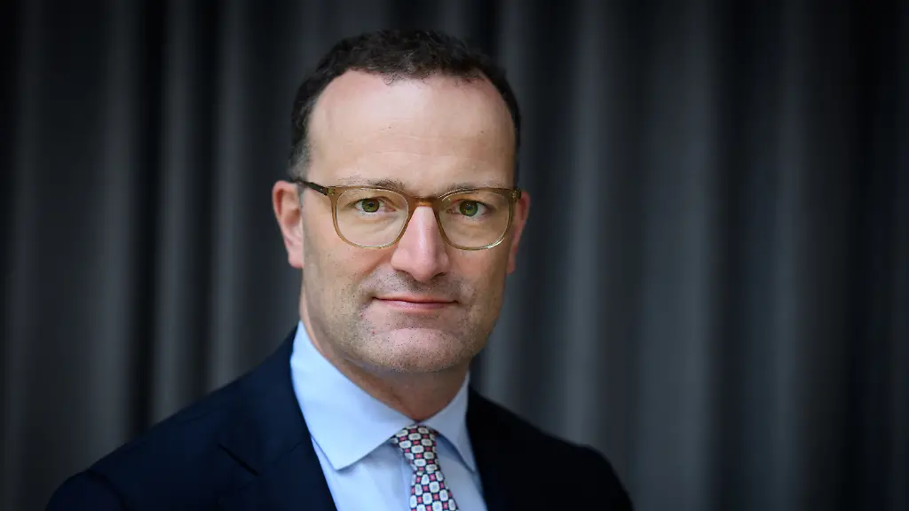Jens-Spahn-CDU-Vorsitzender-der-CDU-CSU-Bundestagsfraktion-steht-vor-einem-Gespraech-mit-der-Deutschen-Presse-Agentur-dpa-im-Newsroom-der-Nachrichtenagentur