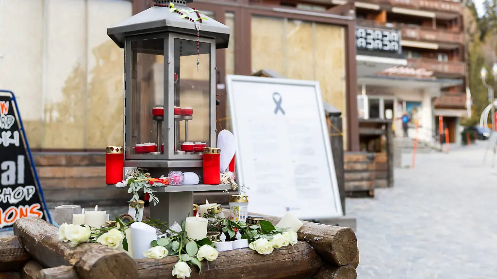 09-02-2026-Schweiz-Crans-Montana-Der-Eingang-der-Bar-und-Lounge-Le-Constellation-ist-nach-dem-Brand-in-der-Bar-und-Lounge-Le-Constellation-abgebildet-Bei-dem-Brand-in-der-Bar-Le-Constellation-am-Neujahrstag-im-Schweizer-Alpenort-Crans-Montana-kamen-41-Menschen-meist-Jugendliche-ums-Leben-und-115-wurden-schwer-verletzt