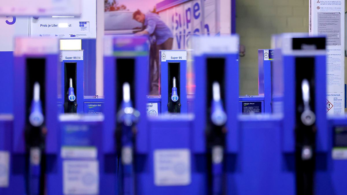Inflationswelle droht: IW warnt: Hoher Ölpreis frisst deutsches Wachstum auf