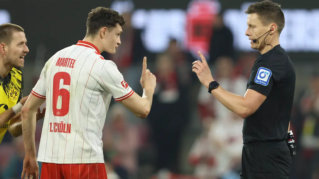 Eric-Martel-1-FC-Koeln-und-Schiedsrichter-Daniel-Siebert-diskutieren-Diskussion-waehrend-des-Spiels-der-Bundesliga-zwischen-1-FC-Koeln-und-Borussia-Dortmund-RheinEnergieSTADION-am-07-March-2026-in-Koeln-Deutschland-Foto-von-Oliver-Kaelke-DeFodi-Images-Eric-Martel-1-FC-Koeln-und-Schiedsrichter-Daniel-Siebert-discusses-discussion-during-the-Bundesliga-match-between-1-FC-Koeln-and-Borussia-Dortmund-at-RheinEnergieSTADION-on-March-7-2026-in-Koeln-Germany-Photo-by-Oliver-Kaelke-DeFodi-Images-DFL-regulations-prohibit-any-use-of-photographs-as-image-sequences-and-or-quasi-video