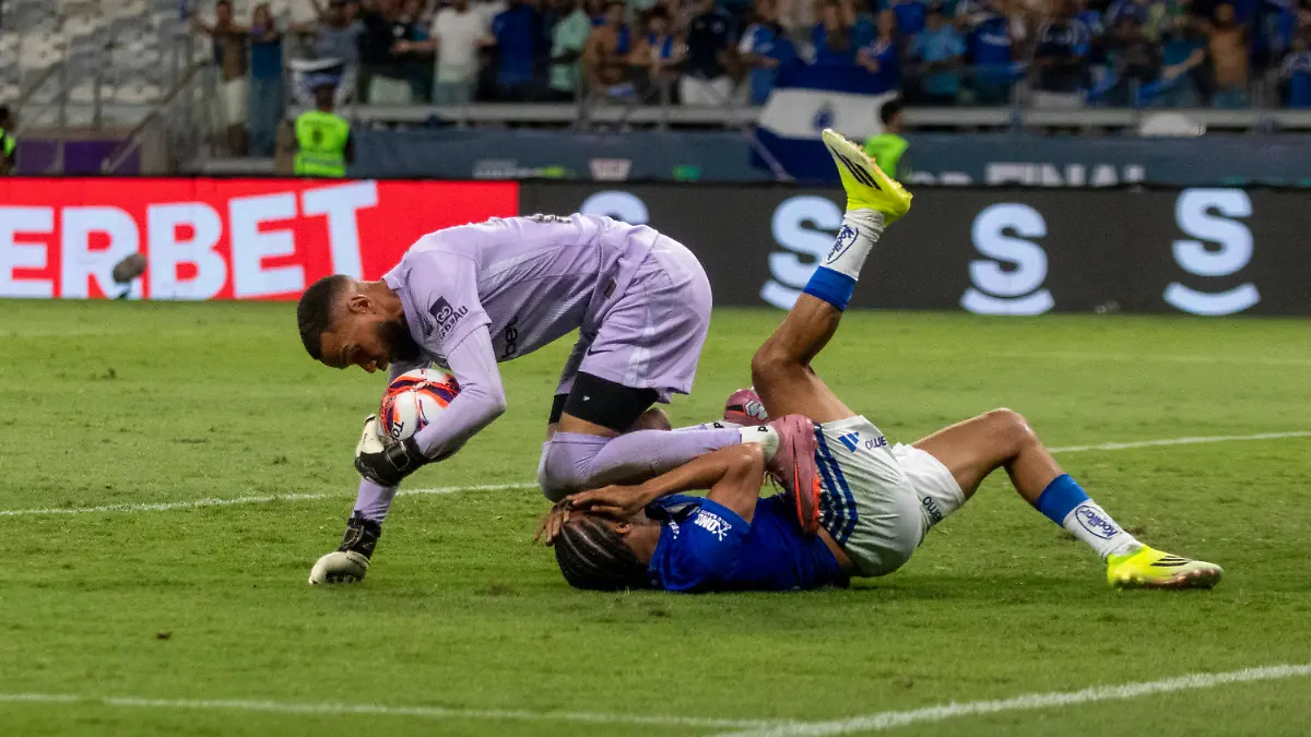 Match-between-Cruzeiro-MG-x-Atletico-MG-Belo-Horizonte-MG-08-03-2026-Football-Cruzeiro-MG-x-Atletico-MG-Everson-assaults-Christian-during-the-match-between-Cruzeiro-and-Atletico-valid-for-the-single-game-game-53-of-the-final-of-the-Mineiro-Module-I-2026-held-at-Mineirao-Minas-Arena-this-Sunday-8-at-6-00-pm-Brasilia-time