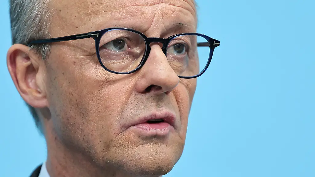 Pressekonferenz-mit-Bundeskanzler-Friedrich-Merz-sowie-dem-Fraktionsvorsitzenden-Landesvorsitzenden-und-Spitzenkandidaten-der-CDU-Baden-Wvorttemberg-Manuel-Hagel-am-09-03-2026-in-Berlin-Bundeskanzler-Friedrich-Merz-spricht-zu-den-Anwesenden