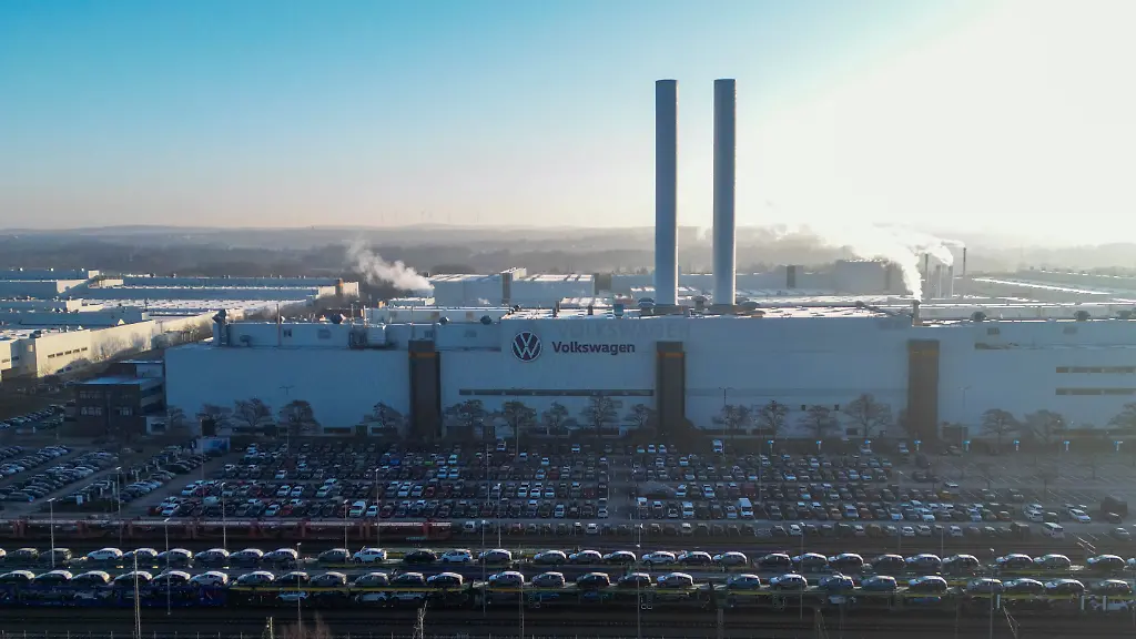 Blick-auf-das-VW-Werk-Mosel-Luftaufnahme-mit-Drohne-Der-Autobauer-Volkswagen-will-ab-2030-jaehrlich-bis-zu-15-000-Fahrzeuge-am-Standort-Zwickau-zerlegen-und-aufbereiten-Dazu-wird-Volkswagen-den-Angaben-zufolge-bis-zu-90-Millionen-Euro-investieren-und-1-000-Arbeitsplaetze-sichern-Das-Land-Sachsen-foerdert-das-Vorhaben-mit-rund-10-8-Millionen-Euro