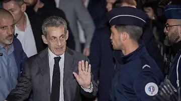563868365