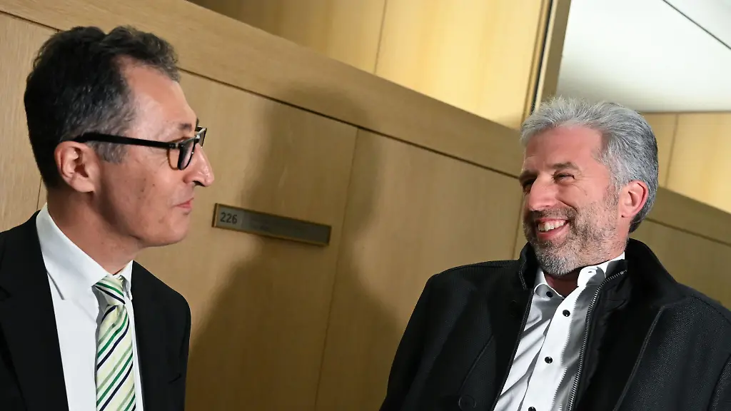 Cem-Oezdemir-l-Buendnis-90-Die-Gruenen-Spitzenkandidat-fuer-die-Landtagswahl-in-Baden-Wuerttemberg-2026-und-Boris-Palmer-parteilos-Oberbuergermeister-von-Tuebingen-unterhalten-sich-nach-der-Landtagswahl-Am-8-Maerz-fand-in-Baden-Wuerttemberg-die-Landtagswahl-statt