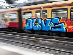 Berlin & Brandenburg: Besprühte S-Bahnen: Polizei nimmt sechs Sprayer fest