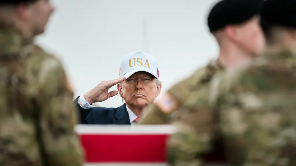 8 de marzo de 2026-Dover-De-Estados-Unidos-de-América-El-presidente-de-los-Estados Unidos-Donald-Trump-saluda-los-restos-de-seis-soldados-asesinados-por-un-dron-iraní-llegan-a-la-base-de-la-Fuerza-Aérea-de-Dover-7-de-marzo-de-2026-en-Dover-Delaware