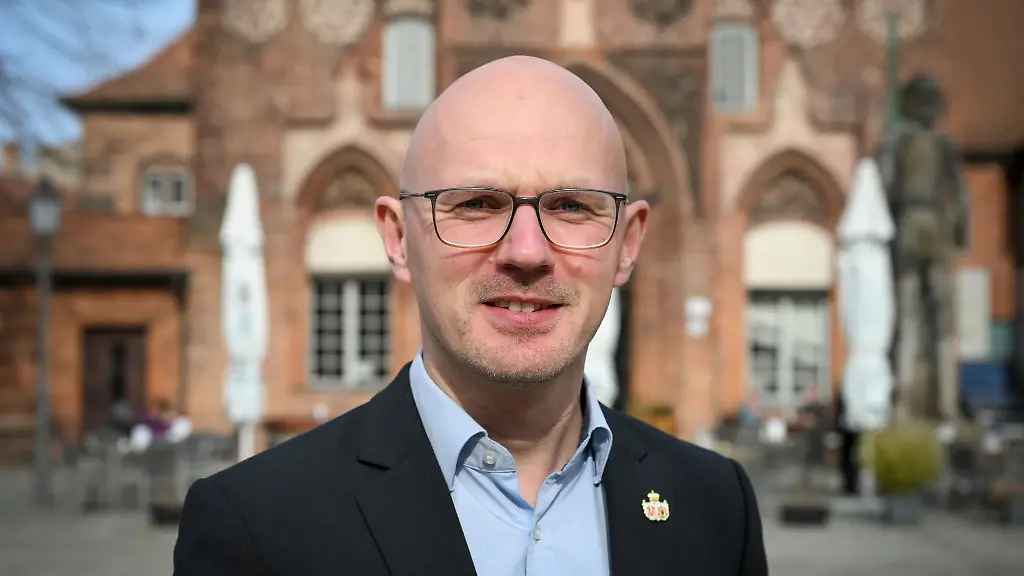 Er-ist-seit-wenigen-Tagen-im-Amt-Daniel-Keip-SPD-ist-neuer-Oberbuergermeister-der-75-000-Einwohner-Stadt-Brandenburg-an-der-Havel