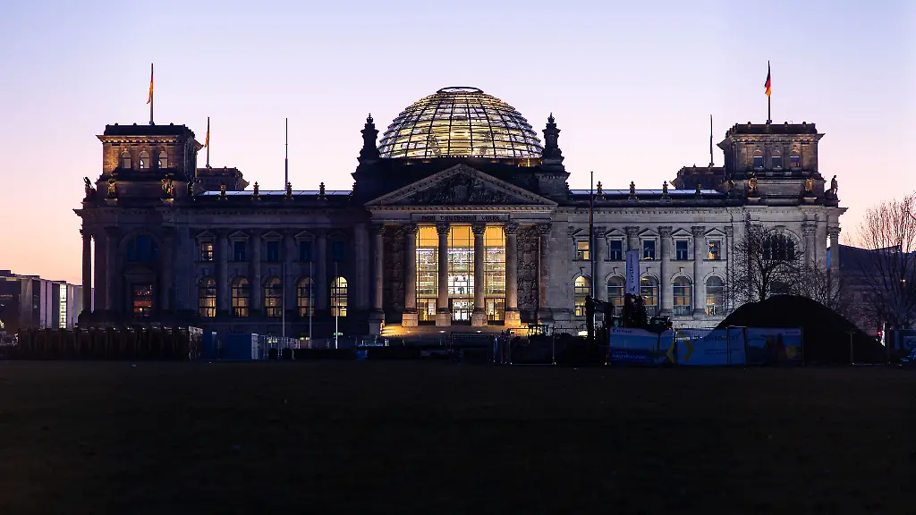 Das-Reichstagsgebaeude-sitz-des-deutschen-Bundestag-am-Morgen