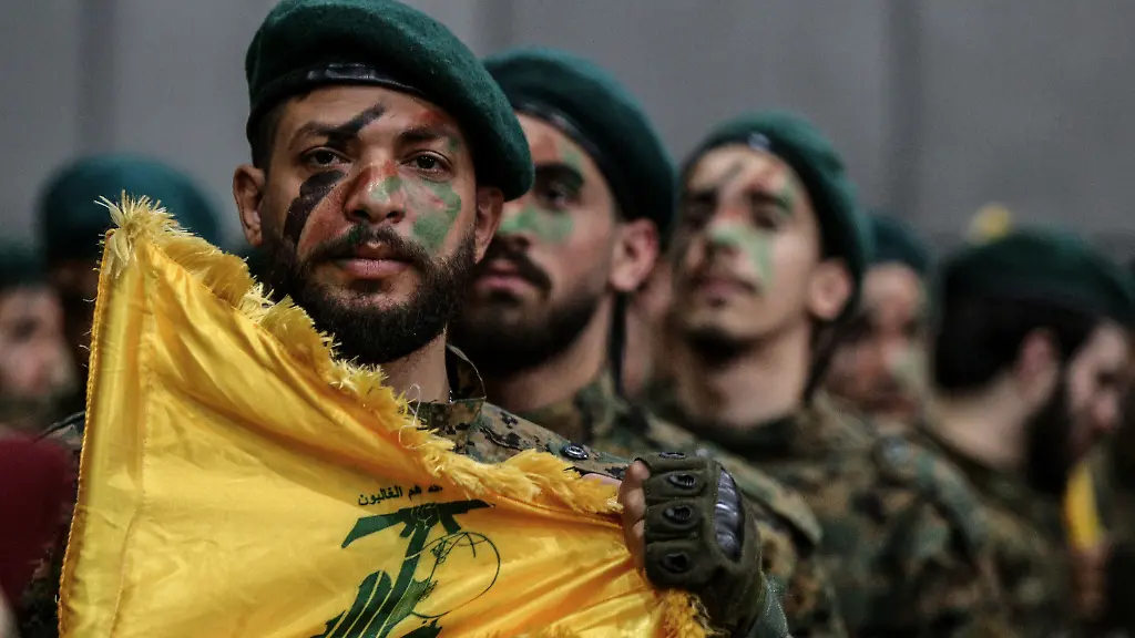 Pro-iranische-Hisbollah-Kaempfer-zeigen-sich-bei-einer-Parade-bei-der-Feier-am-Internationalen-Tag-von-Al-Kuds-in-einem-suedlichen-Vorort-von-Beirut