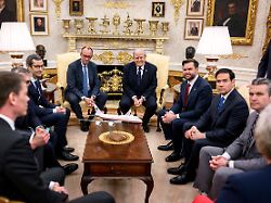 "All die Jungs tragen sie": Trump versorgt seine Regierung offenbar mit Schuhen