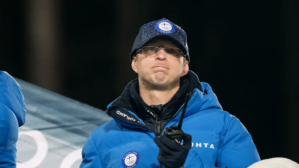 Der-finnische-Skisprung-Trainer-Igor-Medved-waehrend-des-Skispringens-der-Herren-von-der-Normalschanze-im-Predazzo-Skisprungstadion-bei-den-Olympischen-Winterspielen-Mailand-Cortina-2026