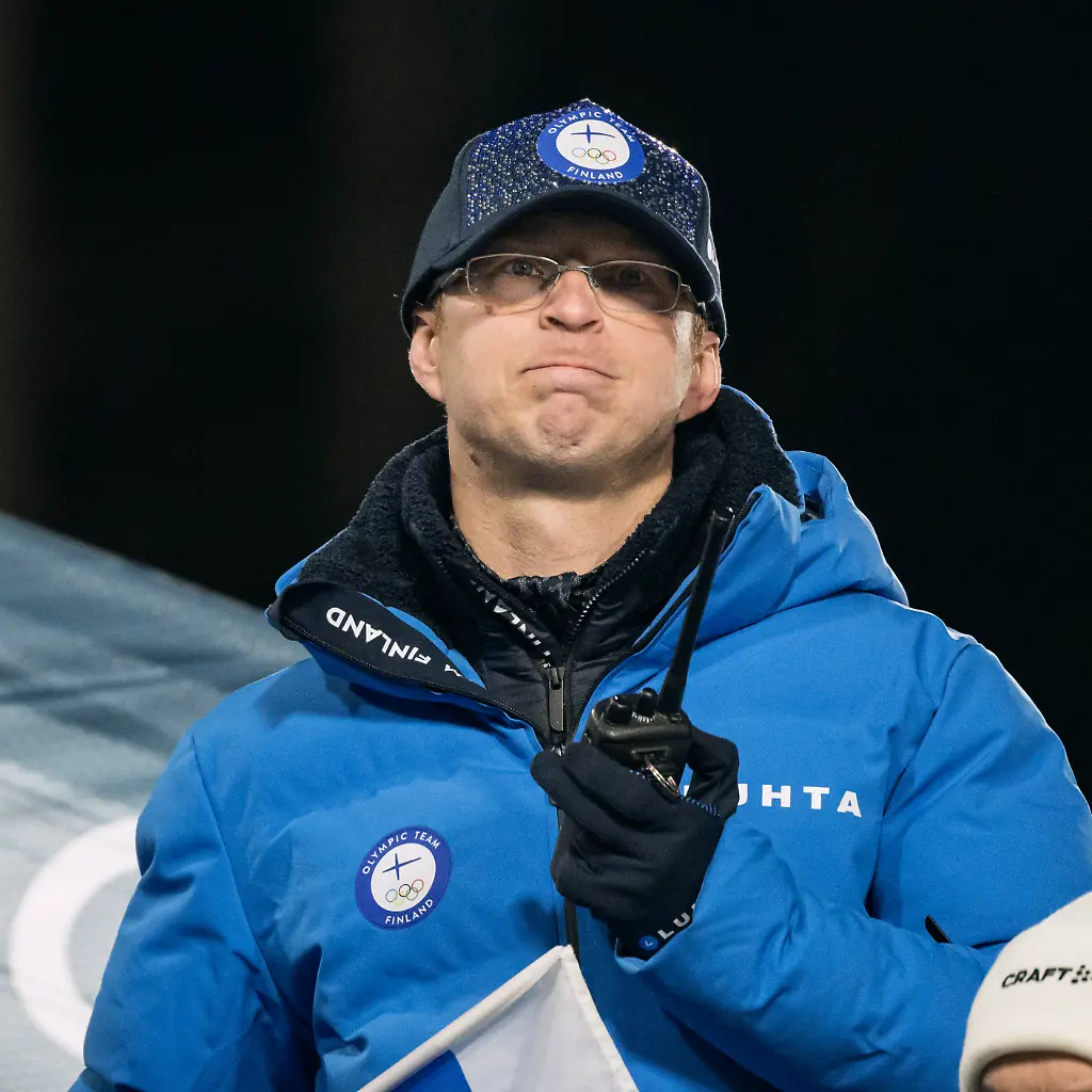 Der-finnische-Skisprung-Trainer-Igor-Medved-waehrend-des-Skispringens-der-Herren-von-der-Normalschanze-im-Predazzo-Skisprungstadion-bei-den-Olympischen-Winterspielen-Mailand-Cortina-2026