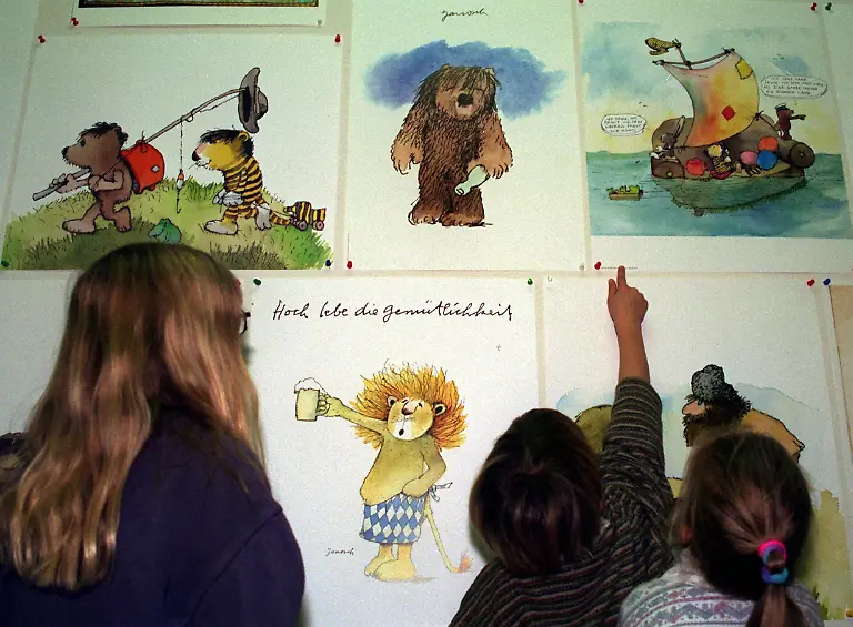 Sophia-Luzi-und-Paula-v-l-bewundern-bei-der-Eroeffnung-der-Janosch-Austellung-am-Sonntag-25-01-1998-in-Regensburg-Plakate-des-bekannten-Kinderbuchautors-In-der-Ausstellung-die-noch-bis-zum-8-Maerz-im-Museum-Ostdeutsche-Galerie-laeuft-ist-ein-Querschnitt-durch-das-ueber-40jaehrige-Schaffen-des-65jaehrigen-Kuenstlers-zu-sehen-1978-gewann-Janosch-mit-dem-Buch-Oh-wie-schoen-ist-Panama-den-Deutschen-Jugendbuchpreis