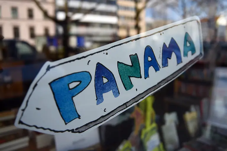 Ein-Wegweiser-mit-der-Aufschrift-Panama-haengt-am-08-04-2016-in-Kassel-Hessen-in-der-Auslage-einer-Buchhandlung-Hier-geht-es-offensichtlich-um-Oh-wie-schoen-ist-Panama-eine-illustrierte-Kindergeschichte-von-Janosch