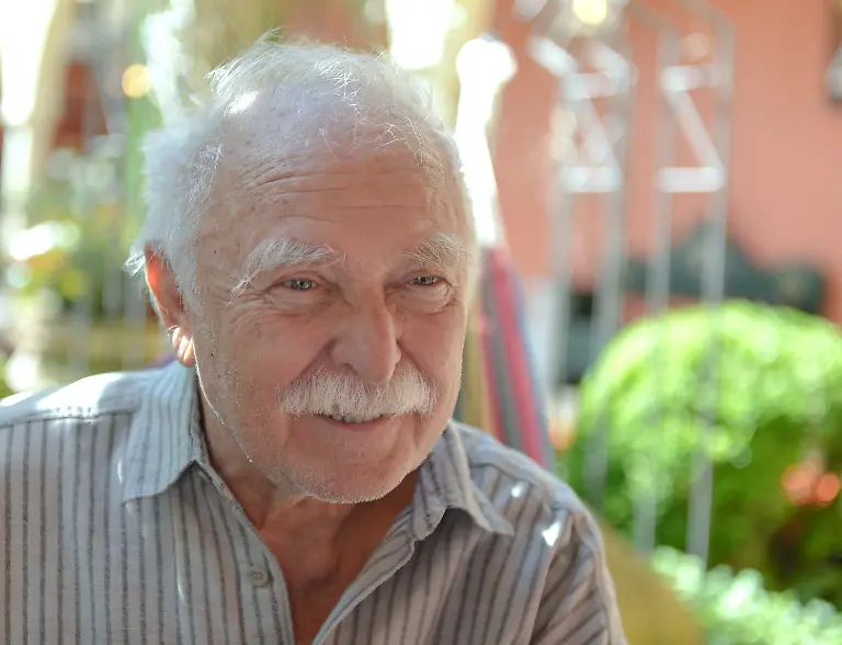 Horst-Eckert-alias-Janosch-in-Rust-Baden-Wuerttemberg-am-05-06-2016-Janosch-ist-Illustrator-Kinderbuchautor-und-Schriftsteller-Legendaer-ist-die-von-ihm-erschaffene-Tigerente