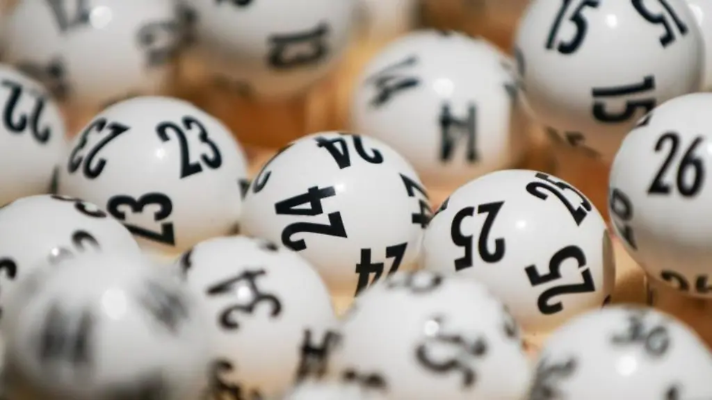 Mehrere-Lottokugeln-liegen-nebeneinander