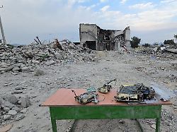 Bild: Wer tötete mehr als 165 Kinder?: Iran präsentiert US-Raketenfragmente neben getroffener Mädchenschule