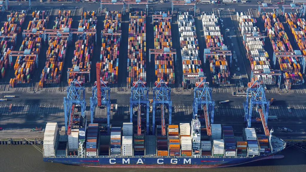 Containerschiffe-an-der-CTA-Container-Terminal-Altenwerder-Container-Containerschiff-Export-Frachtschiff-Hafen-Logistik-Wirtschaft-Elbe-Luftbild-Eurokai-Eurogate-CMA-CGA-Hamburg-Deutschland