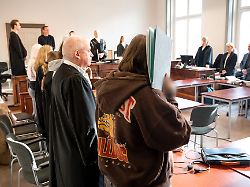 Hamburg & Schleswig-Holstein: Lachgasflasche auf Auto geworfen – Junge Leute vor Gericht