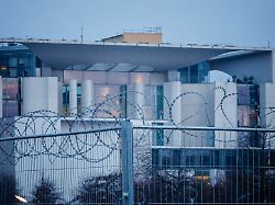 Bauzaun angezündet: Unbekannter nach Brandstiftung auf Kanzleramts-Gelände gesucht