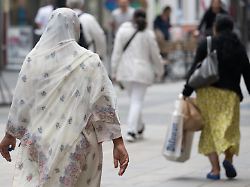 "Belastungsprobe für unser Land": Studie: Mehr als 13 Prozent erleben Diskriminierung im Alltag