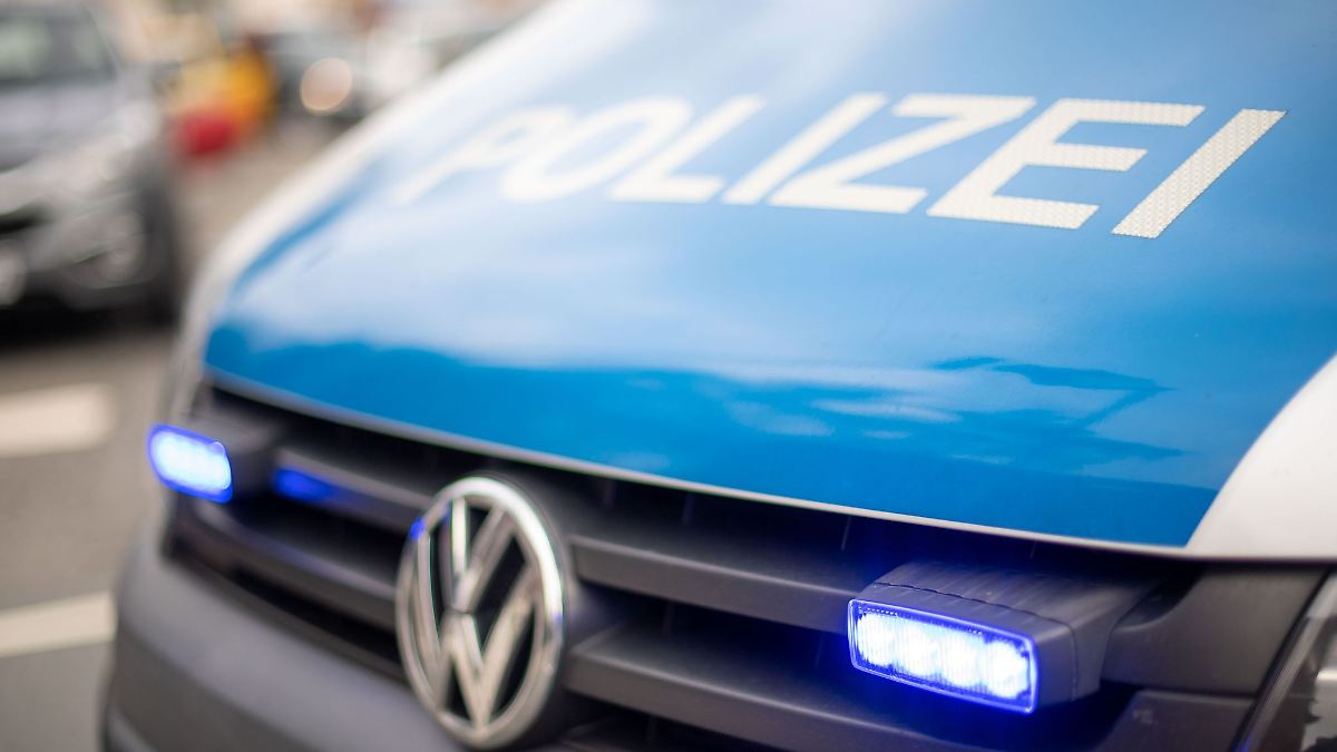 Mann raubt Schmuck und verletzt Bewohnerin