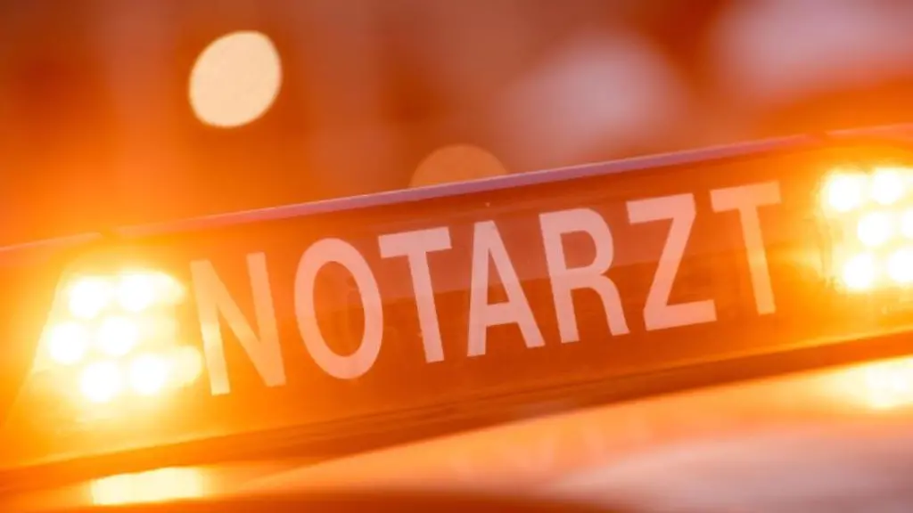 Ein-Dachschild-mit-der-Aufschrift-Notarzt