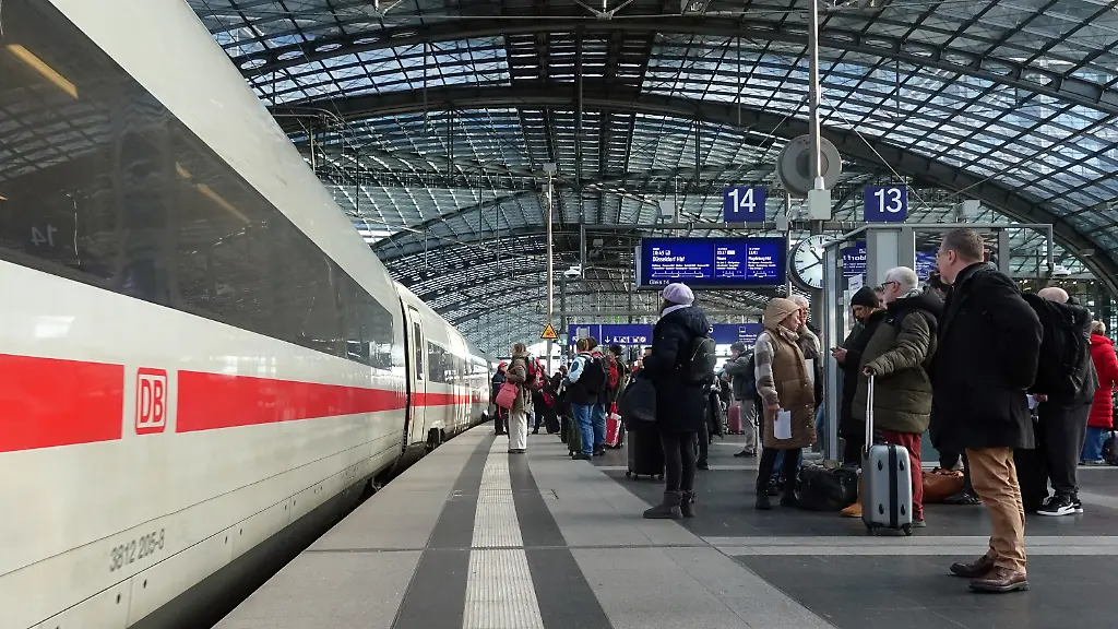 13-12-2024-Berlin-GER-Reisende-und-ICE-im-Hauptbahnhof-Alltag-Bahn-Bahnhof-Bahnreise-Bahnreisende-Bahnstation-Bahnsteig-Bahnverkehr-befoerdern-Befoerderung-Berlin-Bundesbahn-DB-deutsch-Deutsche-Bahn-Deutsche-Bahn-AG-Deutschland-Eisenbahn-Europa-europaeisch-Fernverkehr-Gesellschaft-Gleis-Hauptbahnhof-ICE-innen-Innenaufnahme-Inter-City-Express-Jahreszeit-Kaukasier-kaukasisch-Menschen-Personen-Personenbefoerderung-Personentransport-QF-Querformat-Reise-Reisende-Schiene-Schienenverkehr-Stadt-Transport-unterwegs-Urlaub-Urlauber-Urlaubszeit-Verkehr-verreisen-Westeuropa-Winter-Wirtschaft-Zug-241213D821BERLIN