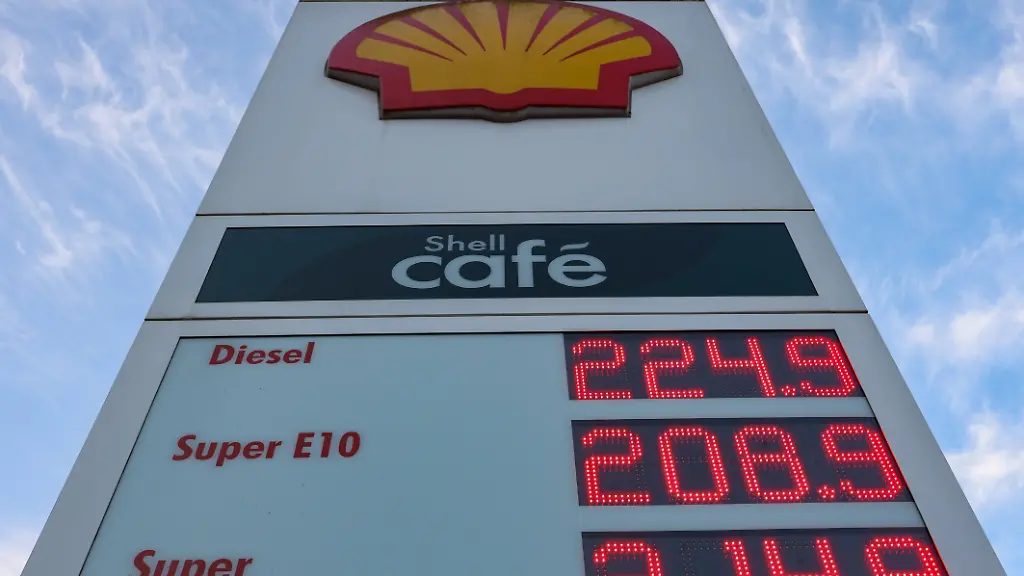 Wie-hoch-geht-der-Spritpreis-wegen-des-Krieges-im-Iran-Shell-Tankstelle-in-Siegen-Die-aktuellen-Spritpreise-am-Morgen-Die-Preise-gehen-deutlich-nach-oben-und-haben-inzwischen-die-2-Euro-Marke-weit-ueberschritten-ueberschritten-Tankstelle-Spritpreise-am-10-03-2026-in-Siegen-Deutschland