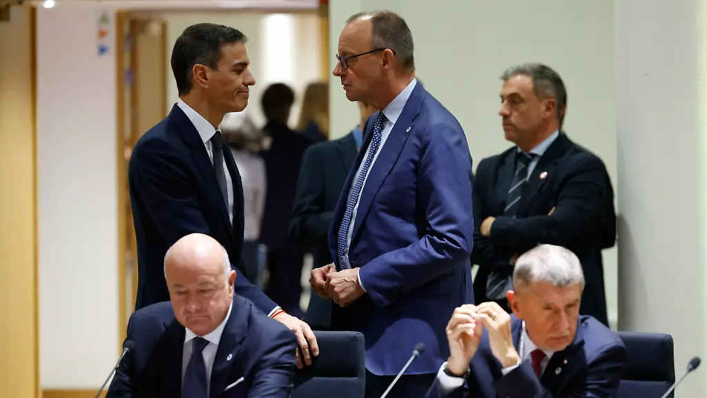 Germany-s-Chancellor-Friedrich-Merz-rear-center-speaks-with-Spain-s-Prime-Minister-Pedro-Sanchez-rear-left-during-a-round-table-meeting-at-the-EU-summit-in-Brussels-Thursday-Jan-22-2026