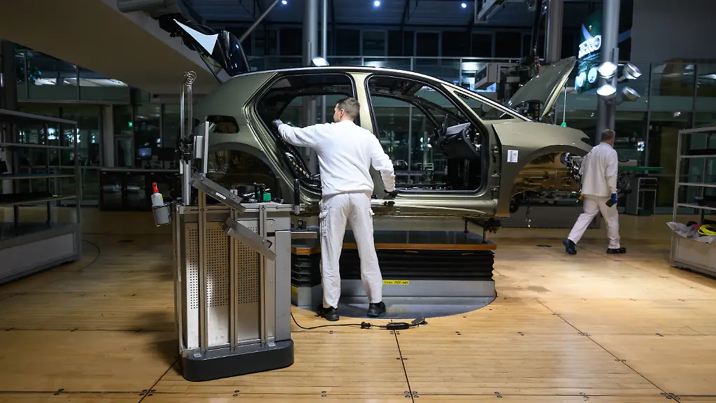 Mitarbeiter-demonstrieren-in-der-Erlebnisproduktion-in-der-Glaesernen-VW-Manufaktur-die-Montage-von-ID3-Modellen-Rund-sechs-Wochen-nach-dem-Auslauf-der-Fahrzeugfertigung-eroeffnet-die-Glaeserne-Manufaktur-am-29-Januar-wieder-fuer-Besucher-Die-Glaeserne-Manufaktur-von-VW-in-Dresden-will-Besucher-kuenftig-in-die-Geheimnisse-des-Automobilbaus-einweihen-Waehrend-Gaeste-bei-Fuehrungen-in-dem-imposanten-Gebaeude-frueher-bei-der-Herstellung-von-Autos-wie-dem-Phaeton-oder-zuletzt-dem-ID-3-zuschauen-konnten-wird-es-kuenftig-mehr-um-die-Logik-eines-Fahrzeuges-gehen