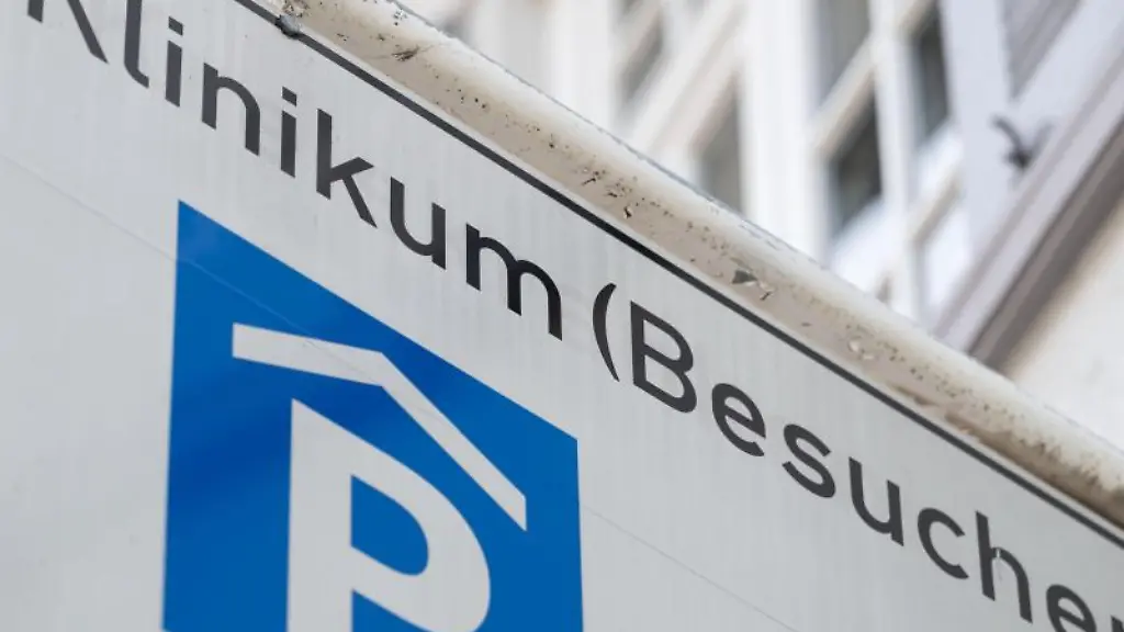 Ein-Schild-weist-auf-den-Besucherparkplatz-einer-Klinik-hin