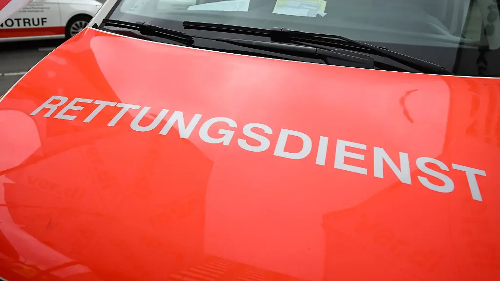 Der-Rettungsdienst-betreute-mehrere-Verletzte-an-der-Schule