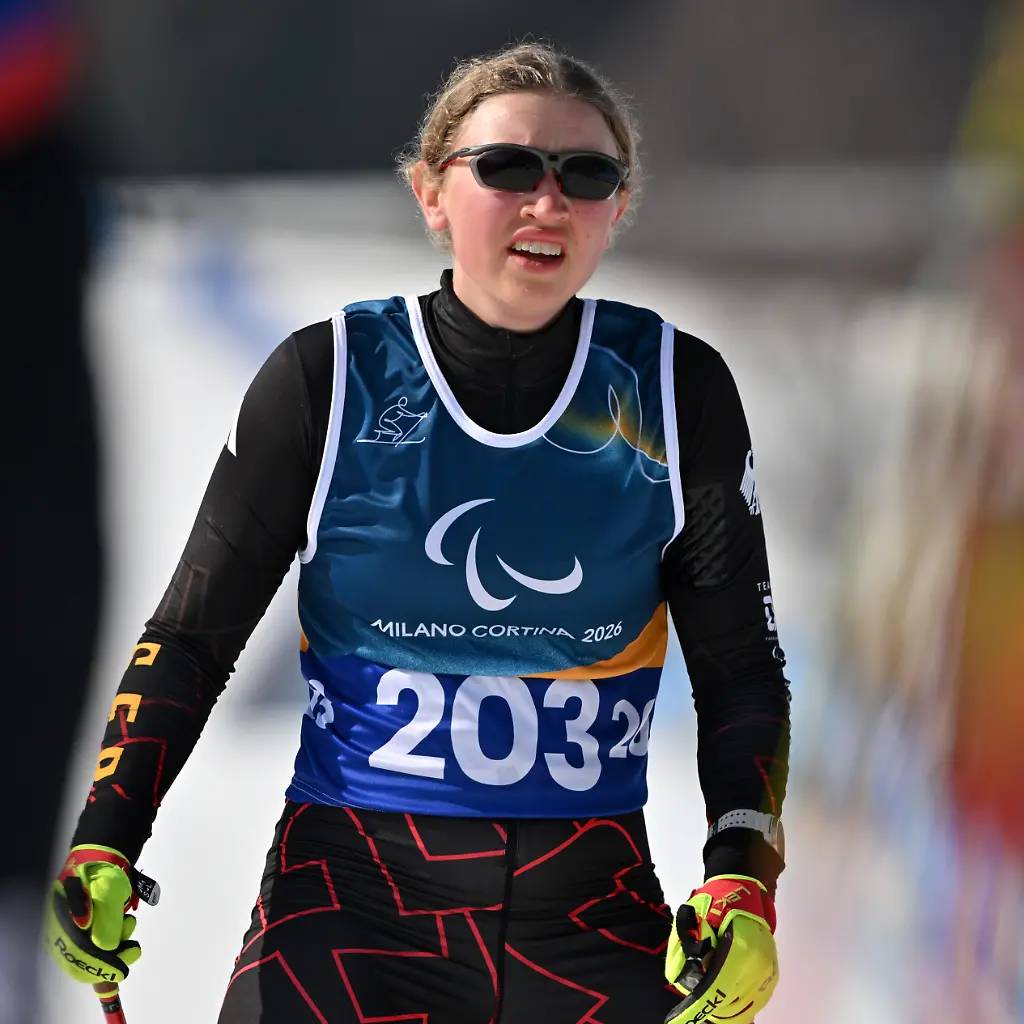 Leonie-Walter-aus-Deutschland-in-Aktion-bei-den-Paralympics-im-Para-Langlauf-im-Tesero-Cross-Country-Skiing-Stadium-Hier-werden-die-Wettkaempfe-im-Para-Biathlon-und-Para-Skilanglauf-der-Paralympischen-Spiele-ausgetragen-Die-XIV-Winter-Paralympics-finden-vom-6-bis-15-Maerz-2026-statt