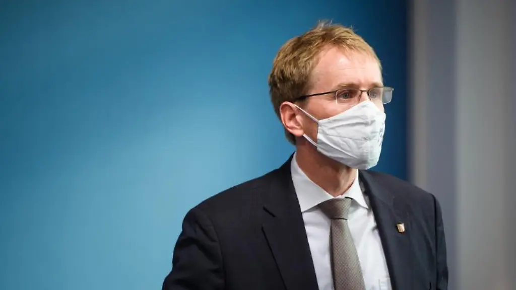 Daniel-Guenther-CDU-Ministerpraesident-von-Schleswig-Holstein-mit-Mundschutz