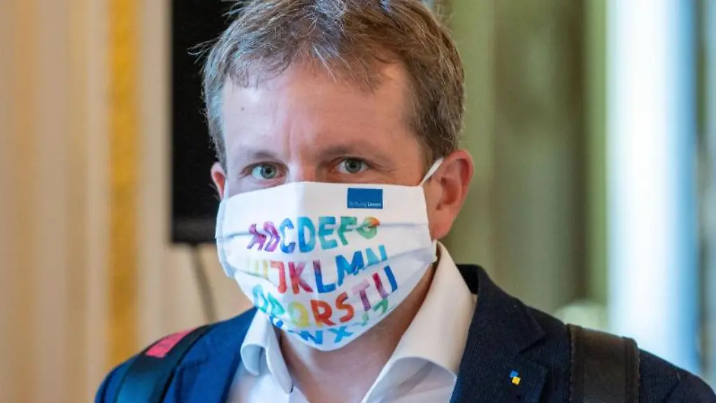Rico-Badenschier-SPD-Oberbuergermeister-von-Schwerin-mit-Mundschutz