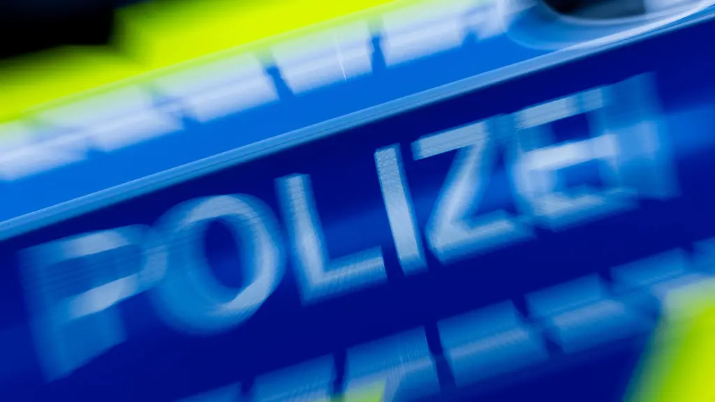 Ein-Polizist-wird-bei-einer-Verkehrskontrolle-von-einem-fluechtenden-Auto-mitgeschleift