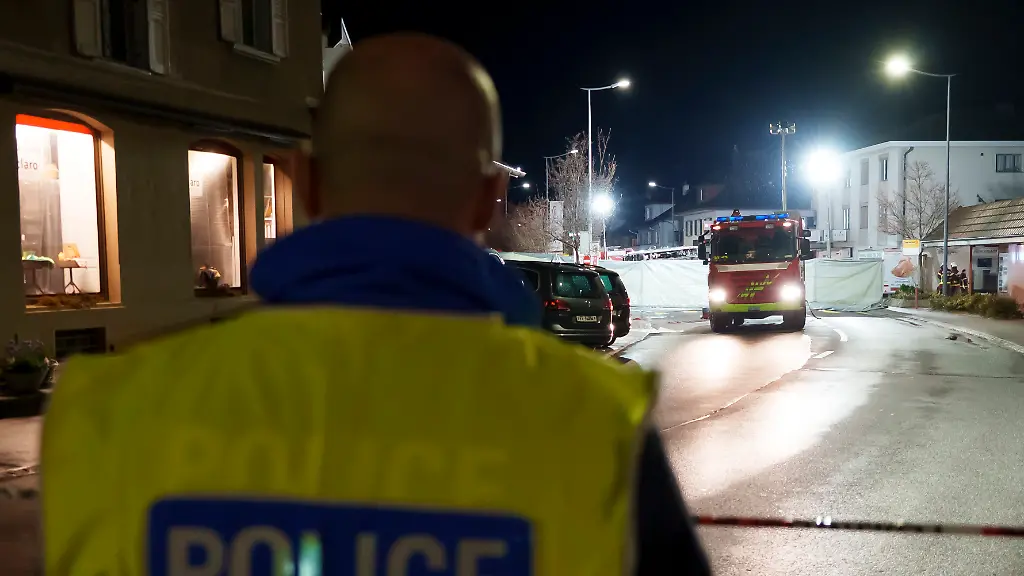 Feuerwehrleute-und-Polizisten-errichten-Absperrungen-fuer-einen-Bereich-in-dem-ein-Linienbus-in-Brand-geraten-ist-Es-hat-Tote-und-Verletzte-gegeben